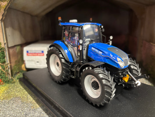 Universal Hobbies New Holland T5.120 dual command Tractor Silver wheels BOXED 1:32 scale UH7202