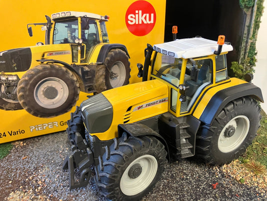 Fendt 924 Pieper Tractor 1:32 scale boxed Siku Manfred Weise Image 2