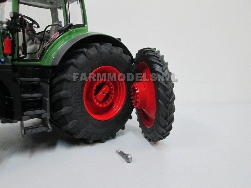 Fendt red Tractor Dual wheel double molcon air coupling system 1:32 scale Image 5