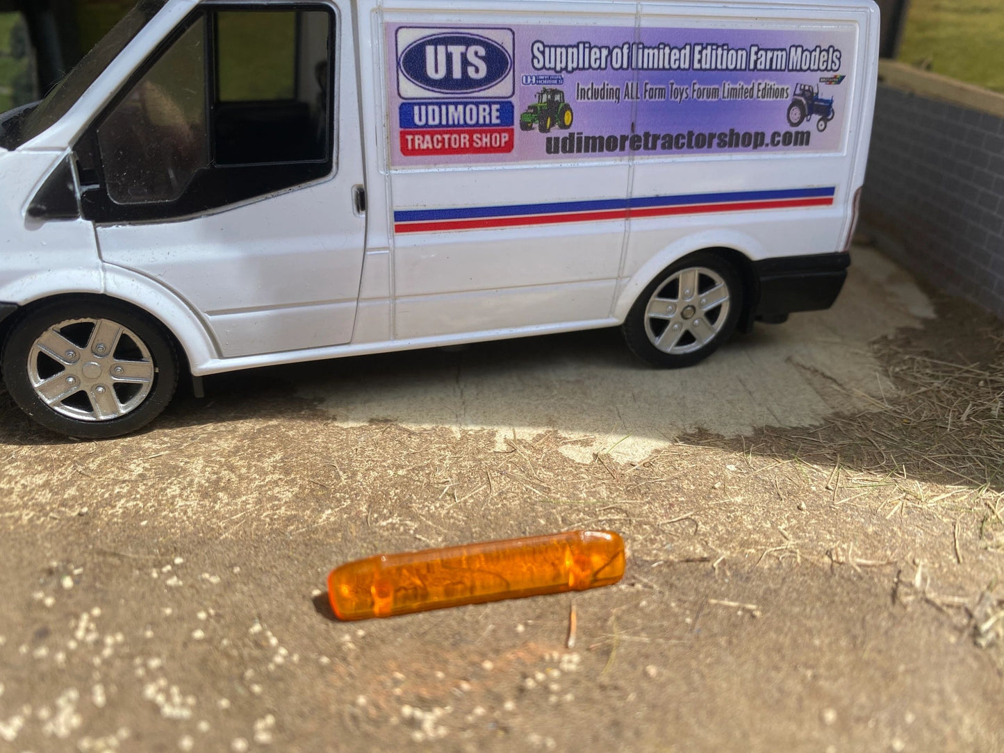 Flashing light bar beacon 31mm tractor truck 1:32 scale Image