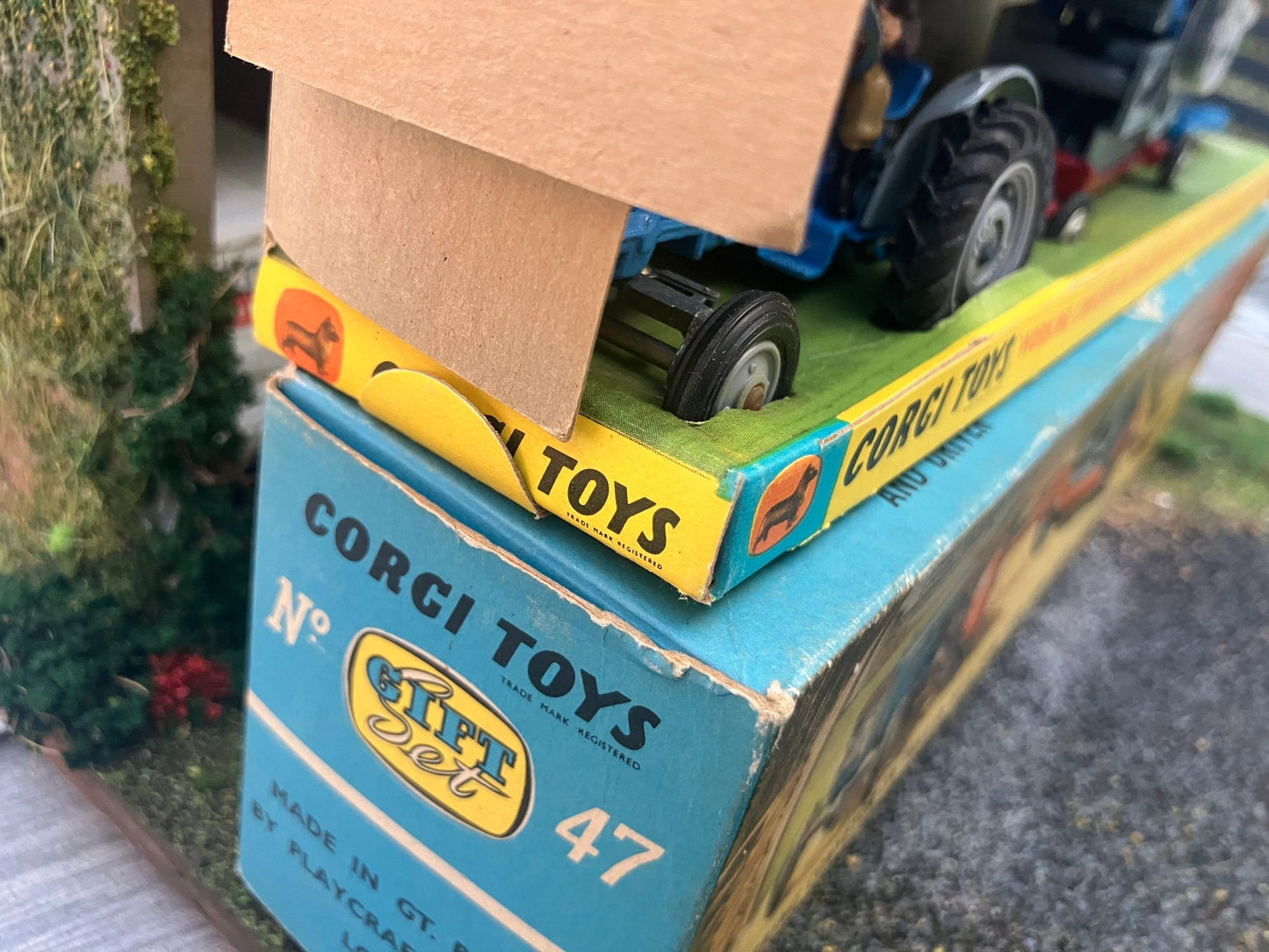 Ford 5000 super major conveyor on trailer Corgi farm set GS47 gift set 47 Image 5