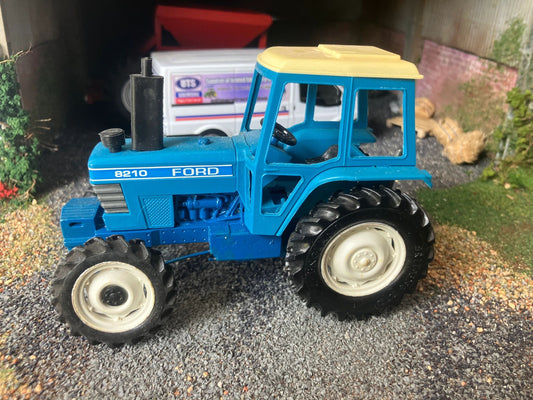 Ford 8210 Britains tractor conversion 1:32 scale BOXED 43319 Image 2