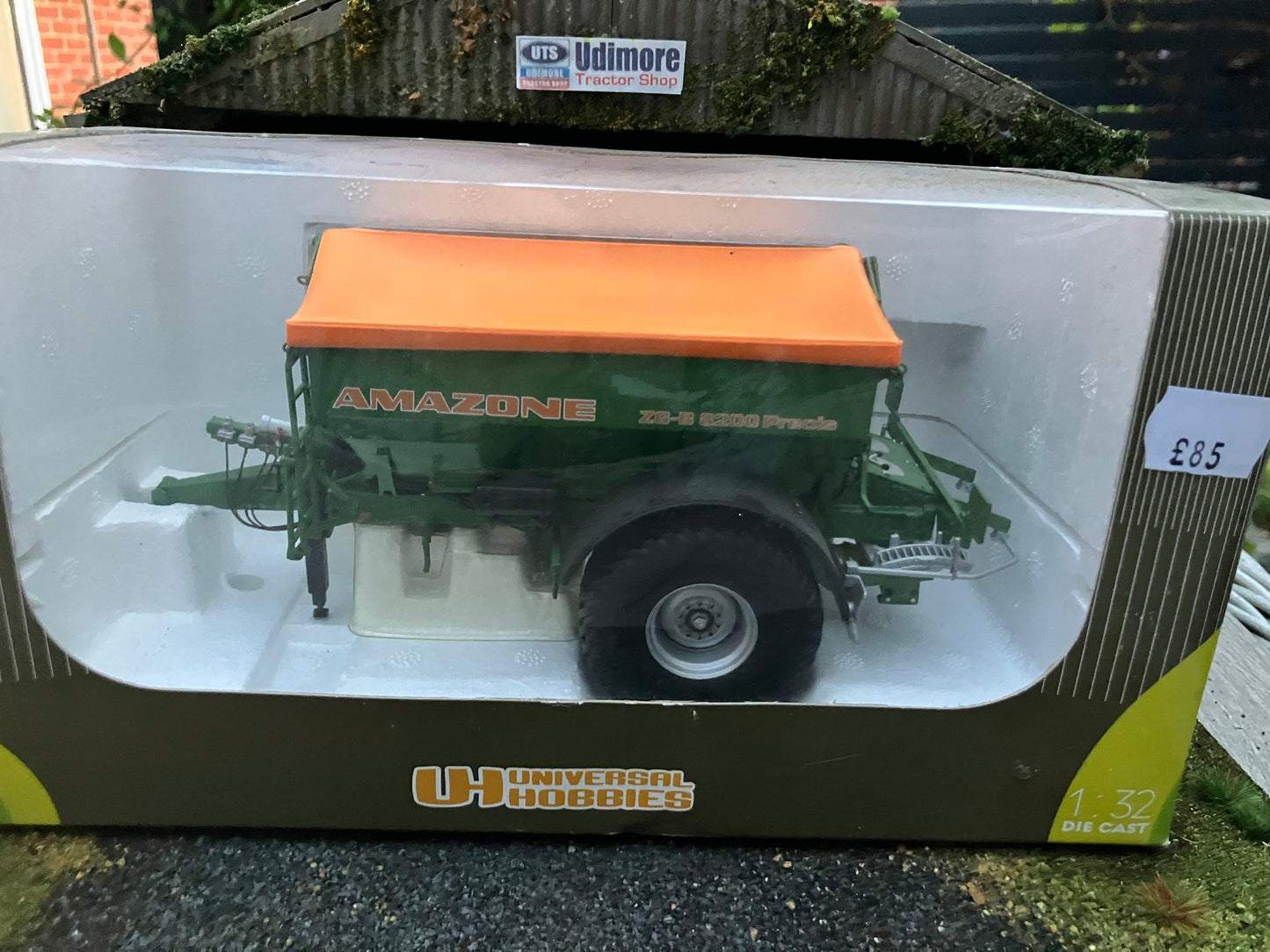Universal Hobbies Amazone 8200 spreader 1:32 scale Boxed UH2593U