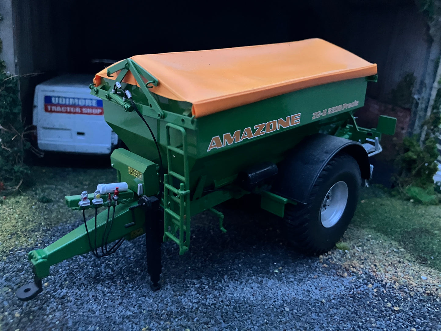 Universal Hobbies Amazone 8200 spreader 1:32 scale Boxed UH2593U