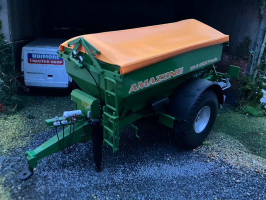 Universal Hobbies Amazone 8200 spreader 1:32 scale Boxed UH2593U