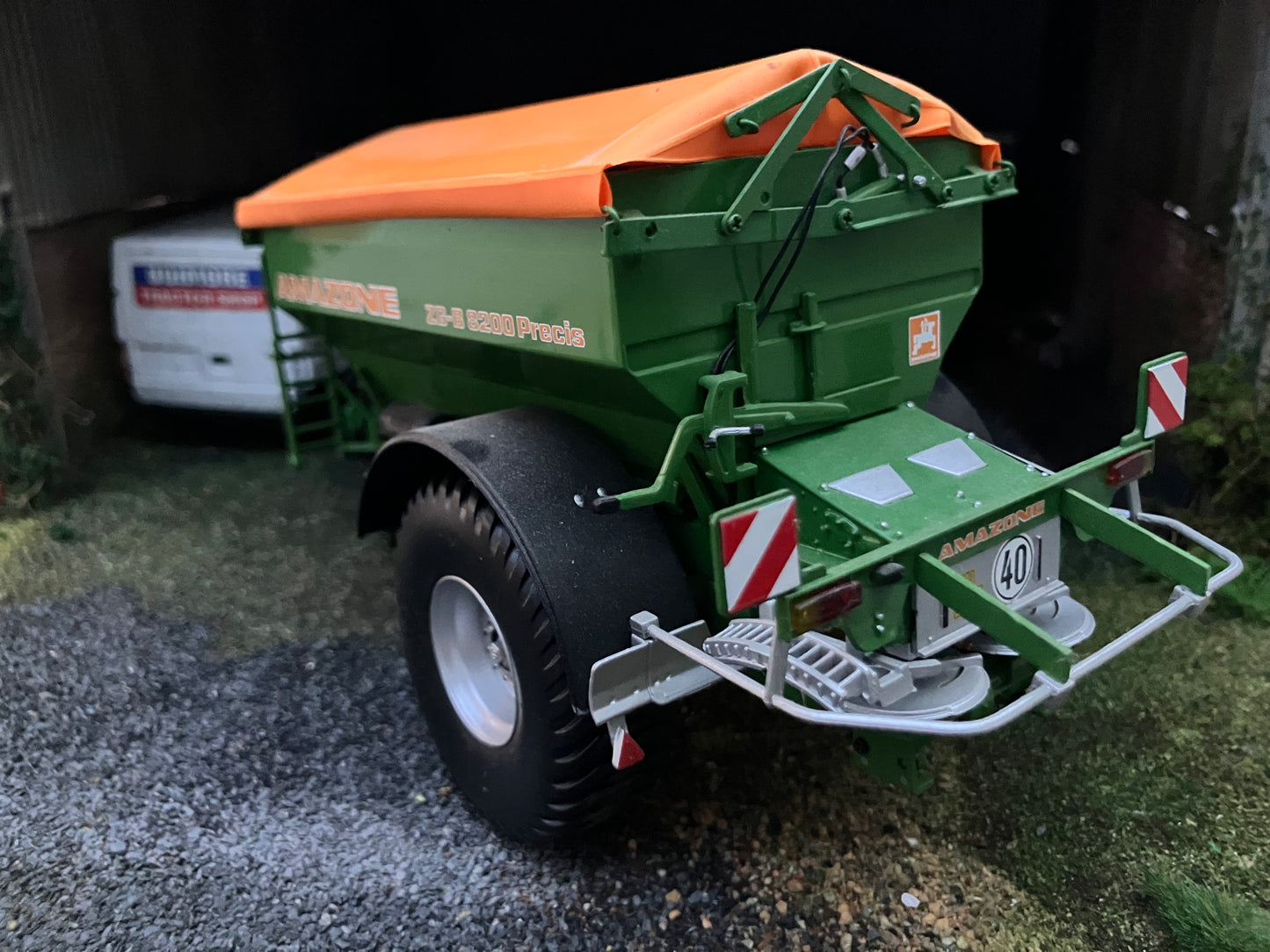 Universal Hobbies Amazone 8200 spreader 1:32 scale Boxed UH2593U