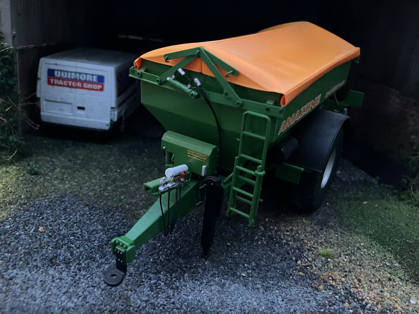 Universal Hobbies Amazone 8200 spreader 1:32 scale Boxed UH2593U