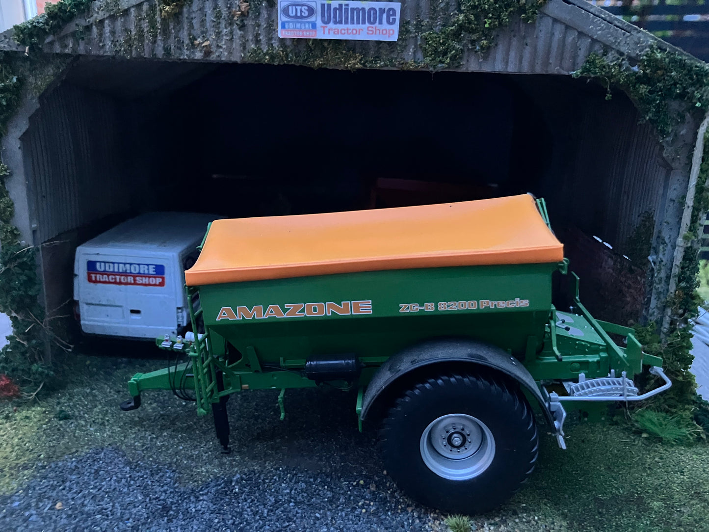 Universal Hobbies Amazone 8200 spreader 1:32 scale Boxed UH2593U