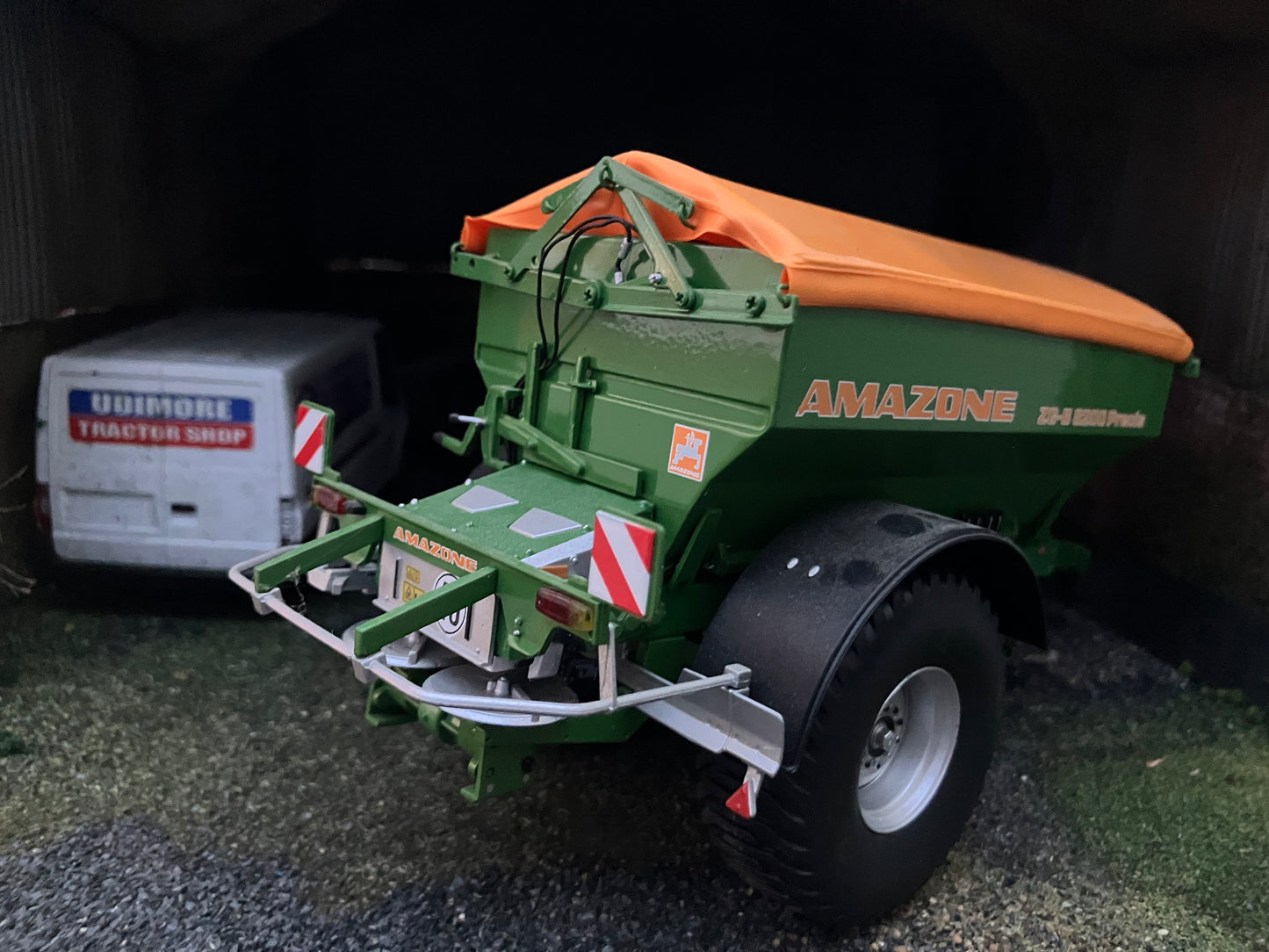 Universal Hobbies Amazone 8200 spreader 1:32 scale Boxed UH2593U