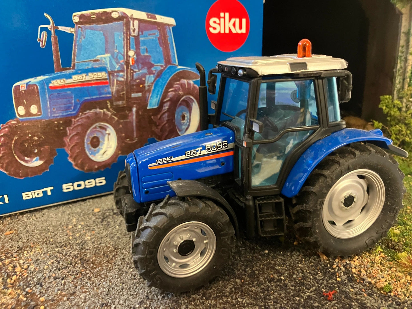 ISeki Big T 5095 Tractor 1:32 scale boxed Siku Image 3