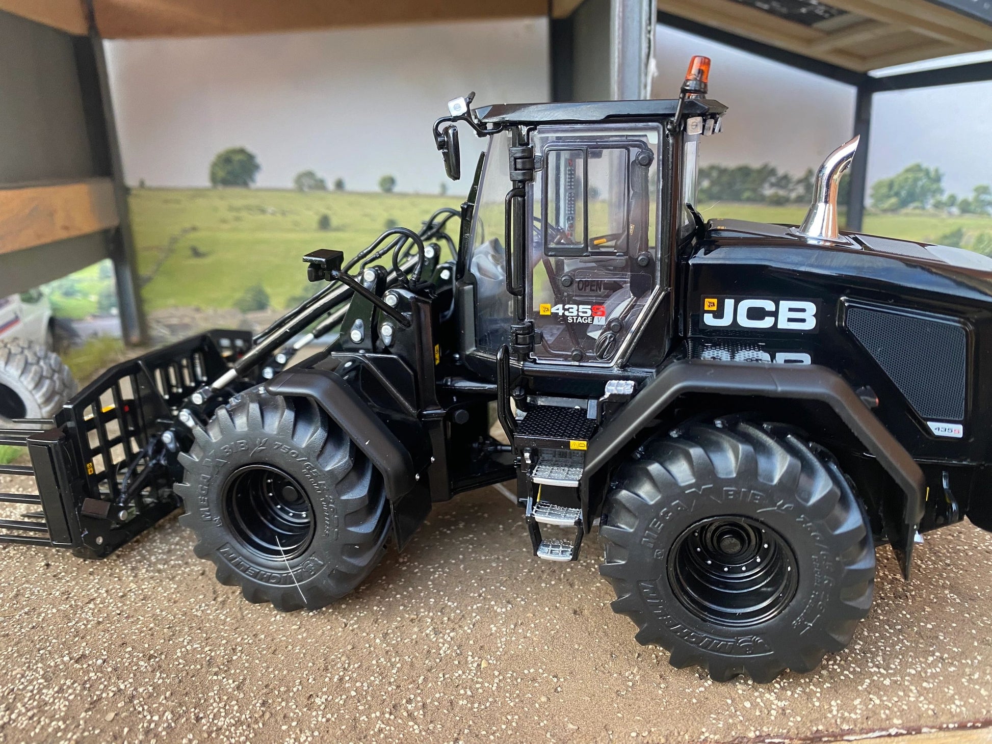JCB 435S Agri Wheeled BLACK EDITION Loadall with Folding Buck Rake 1:32 scale Image 3