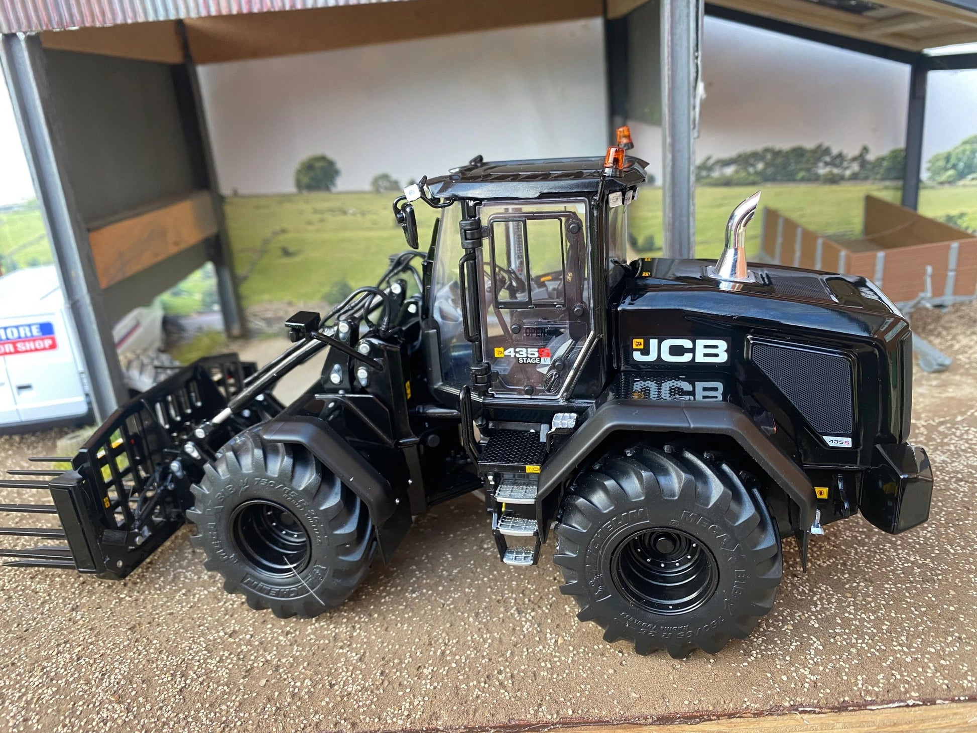 JCB 435S Agri Wheeled BLACK EDITION Loadall with Folding Buck Rake 1:32 scale Image 5