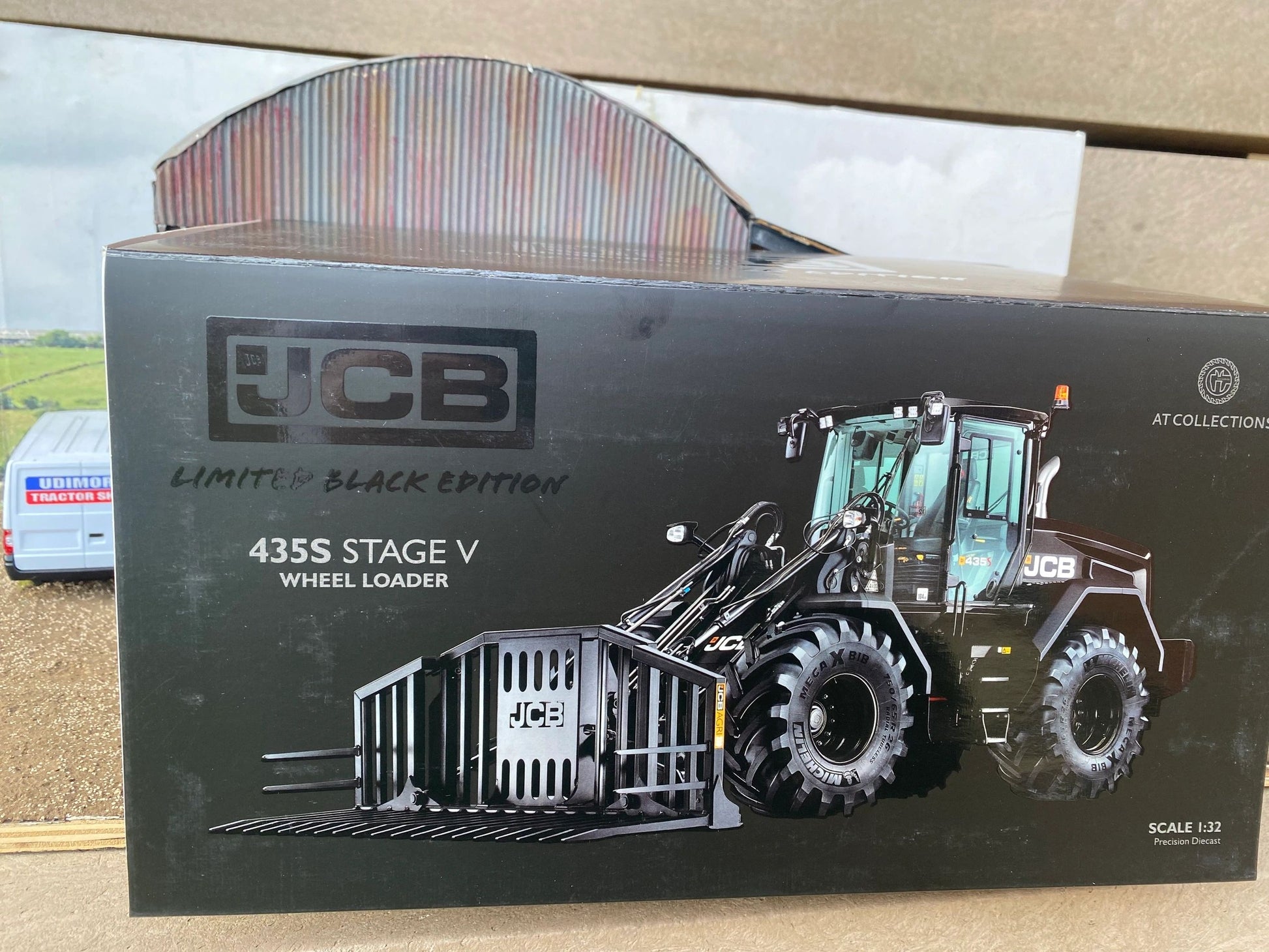 JCB 435S Agri Wheeled BLACK EDITION Loadall with Folding Buck Rake 1:32 scale Image 8