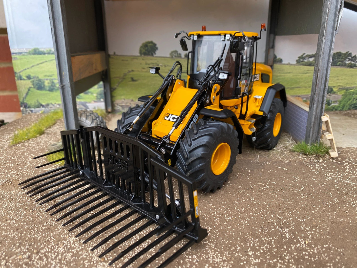 JCB 435S Agri Wheeled Loadall with Folding Buck Rake 1:32 scale Image 3