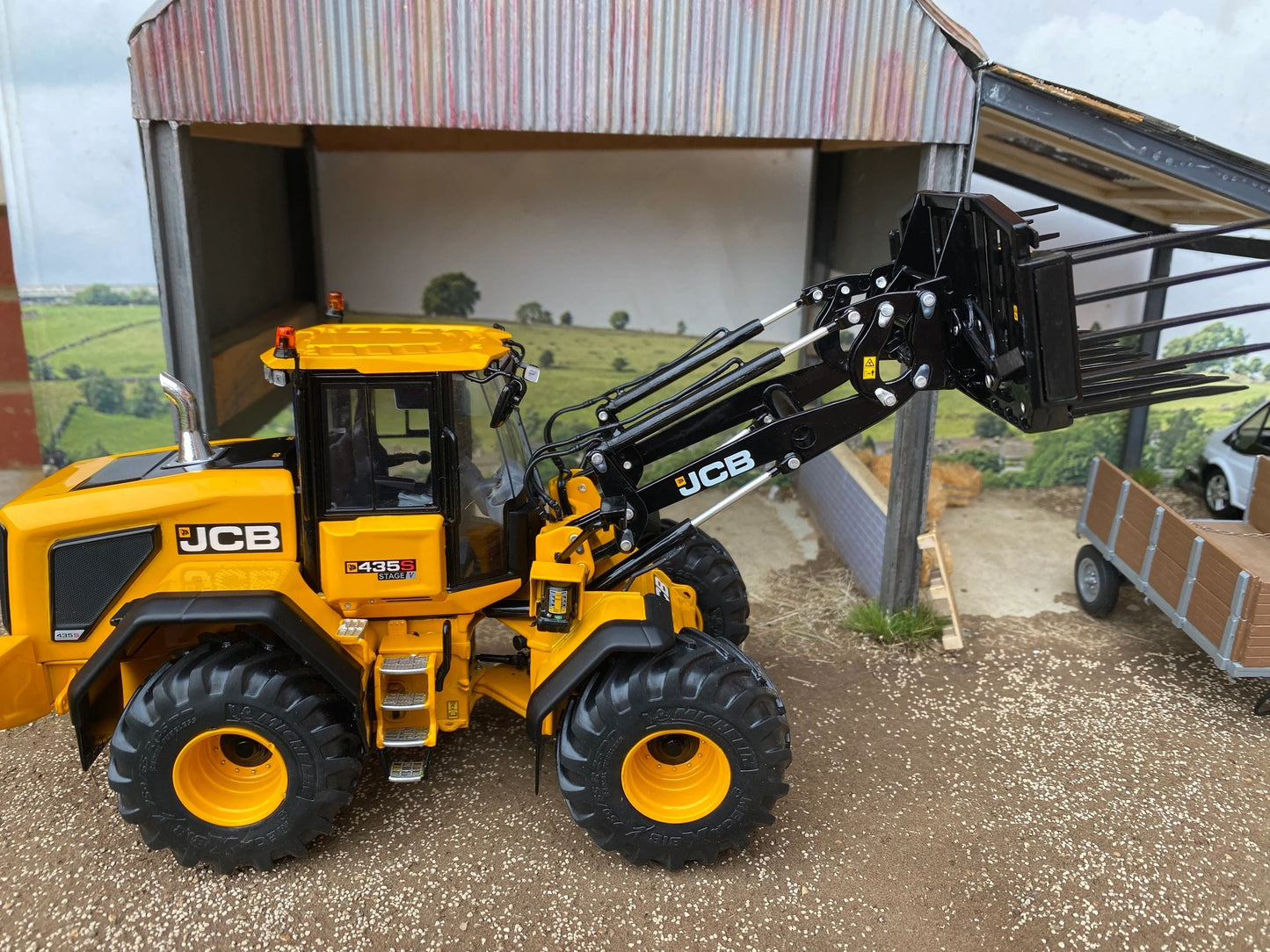 JCB 435S Agri Wheeled Loadall with Folding Buck Rake 1:32 scale Image 4