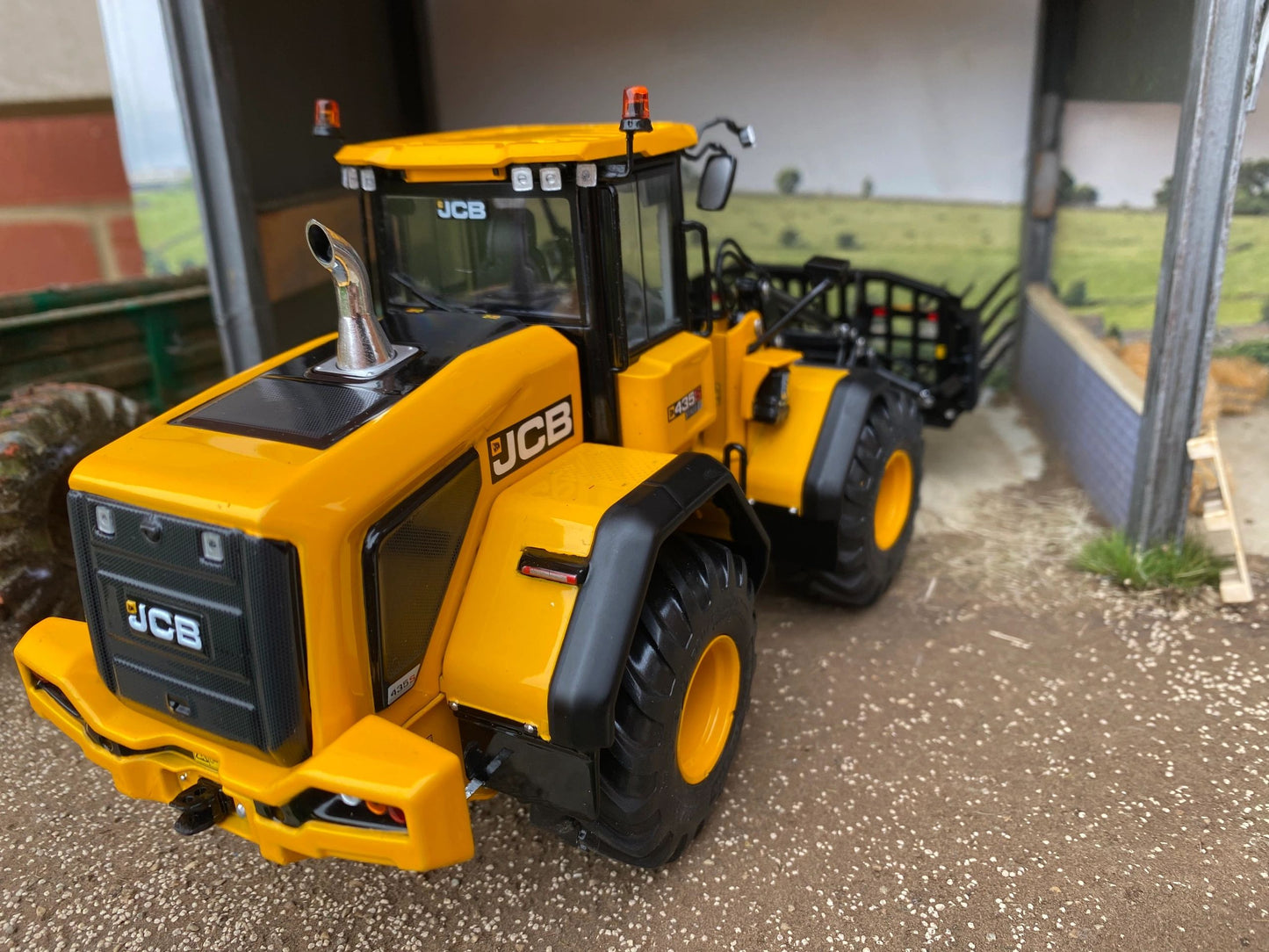 JCB 435S Agri Wheeled Loadall with Folding Buck Rake 1:32 scale Image 7