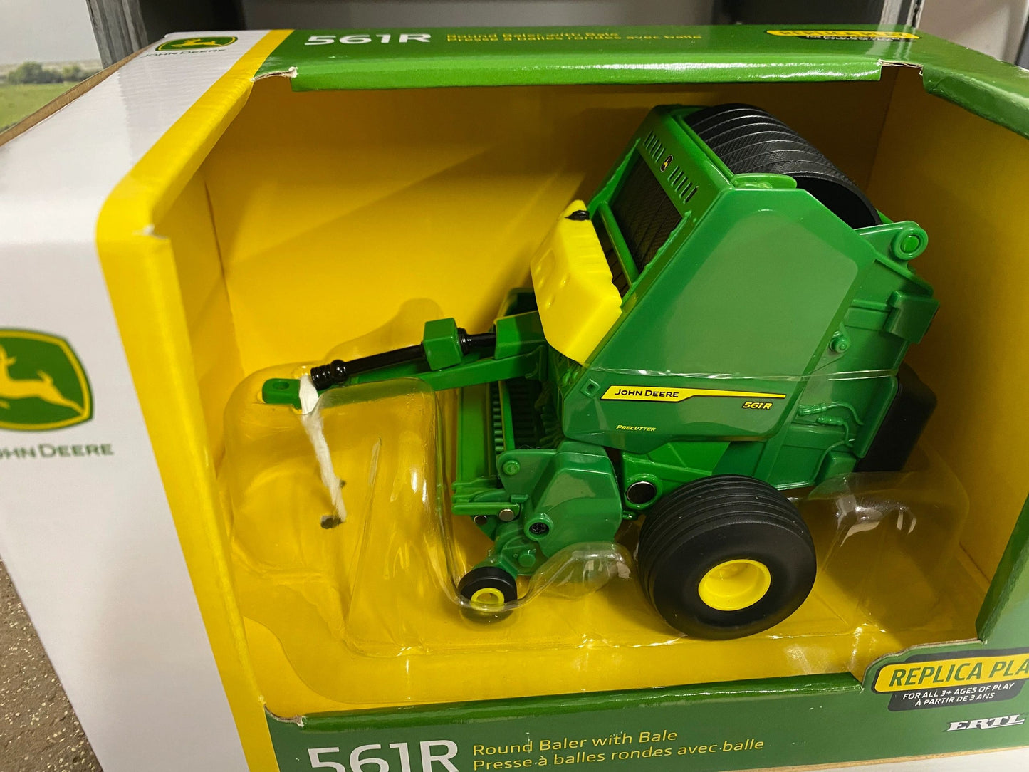 John Deere 561R Round Baler 1:32 scale ERTL 45901 Image 3