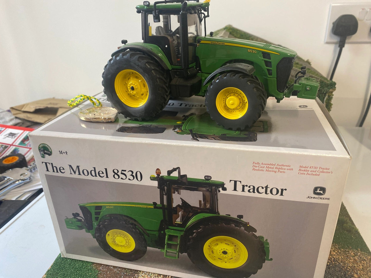 John Deere 8530 Precision Tractor 1:32 scale ERTL coin brochure etc Image 4
