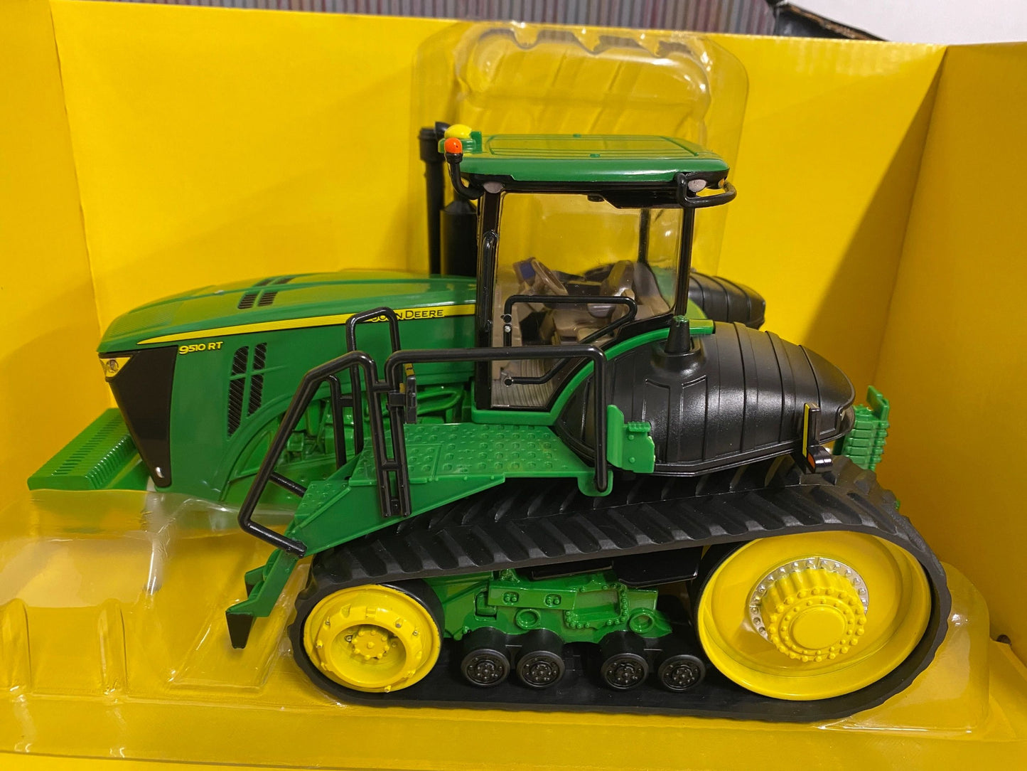 John Deere 9510RT Prestige Tractor on tracks 1:32 scale ERTL 45914 Image 4