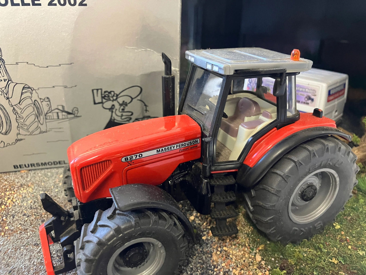 LCN 2002 show model Massey Ferguson 8270 Tractor 1:32 scale boxed Siku Image 4