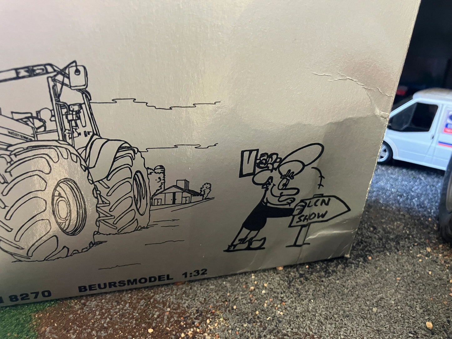 LCN 2002 show model Massey Ferguson 8270 Tractor 1:32 scale boxed Siku Image 6