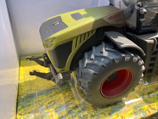 Lightly weathered Britains Claas Xerion 5000 tractor conversion 1:32 scale BOXED 43246 Image 2