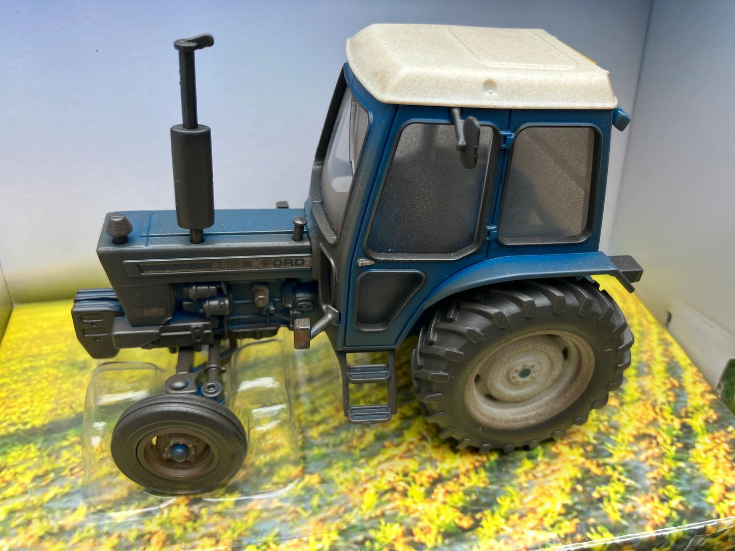 Lightly weathered Britains Ford 6600 bubble cab tractor conversion 1:32 scale BOXED 43308 Image 4