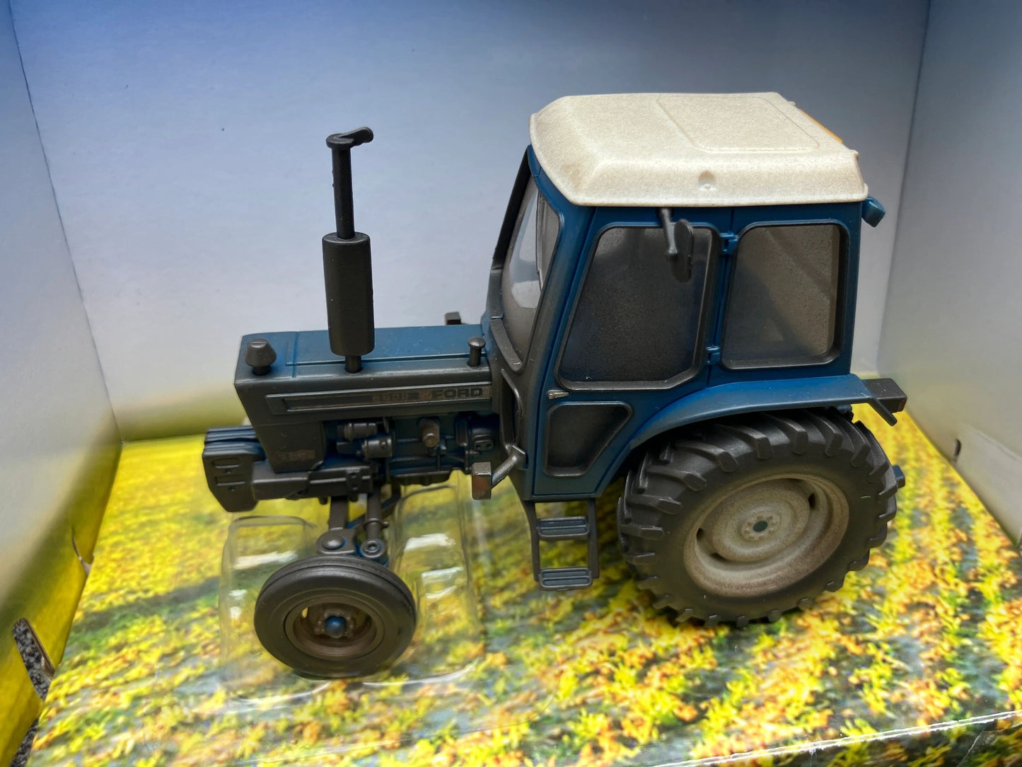 Lightly weathered Britains Ford 6600 bubble cab tractor conversion 1:32 scale BOXED 43308 Image 6