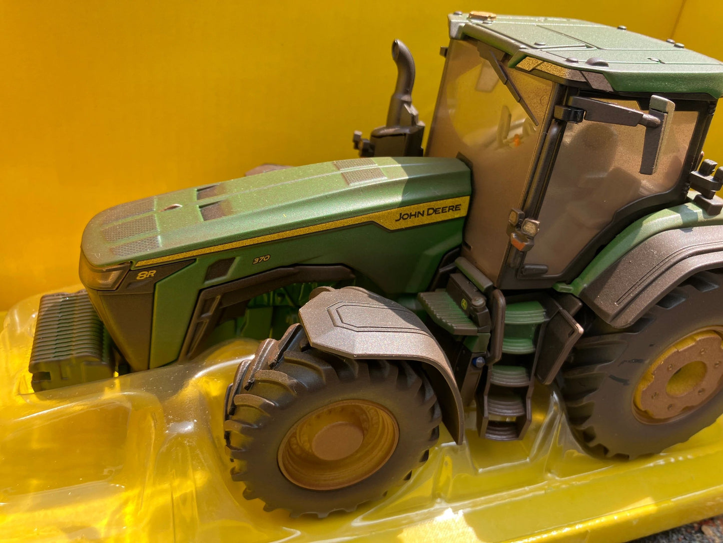 Lightly weathered Britains John Deere 8R 370 tractor conversion 1:32 scale BOXED 43289 Image 4