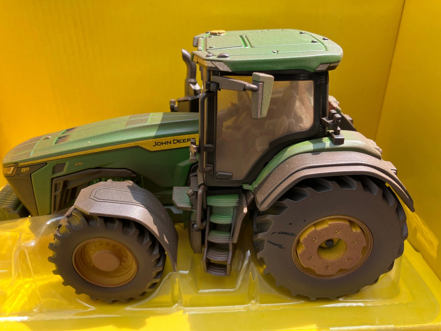 Lightly weathered Britains John Deere 8R 370 tractor conversion 1:32 scale BOXED 43289 Image 5