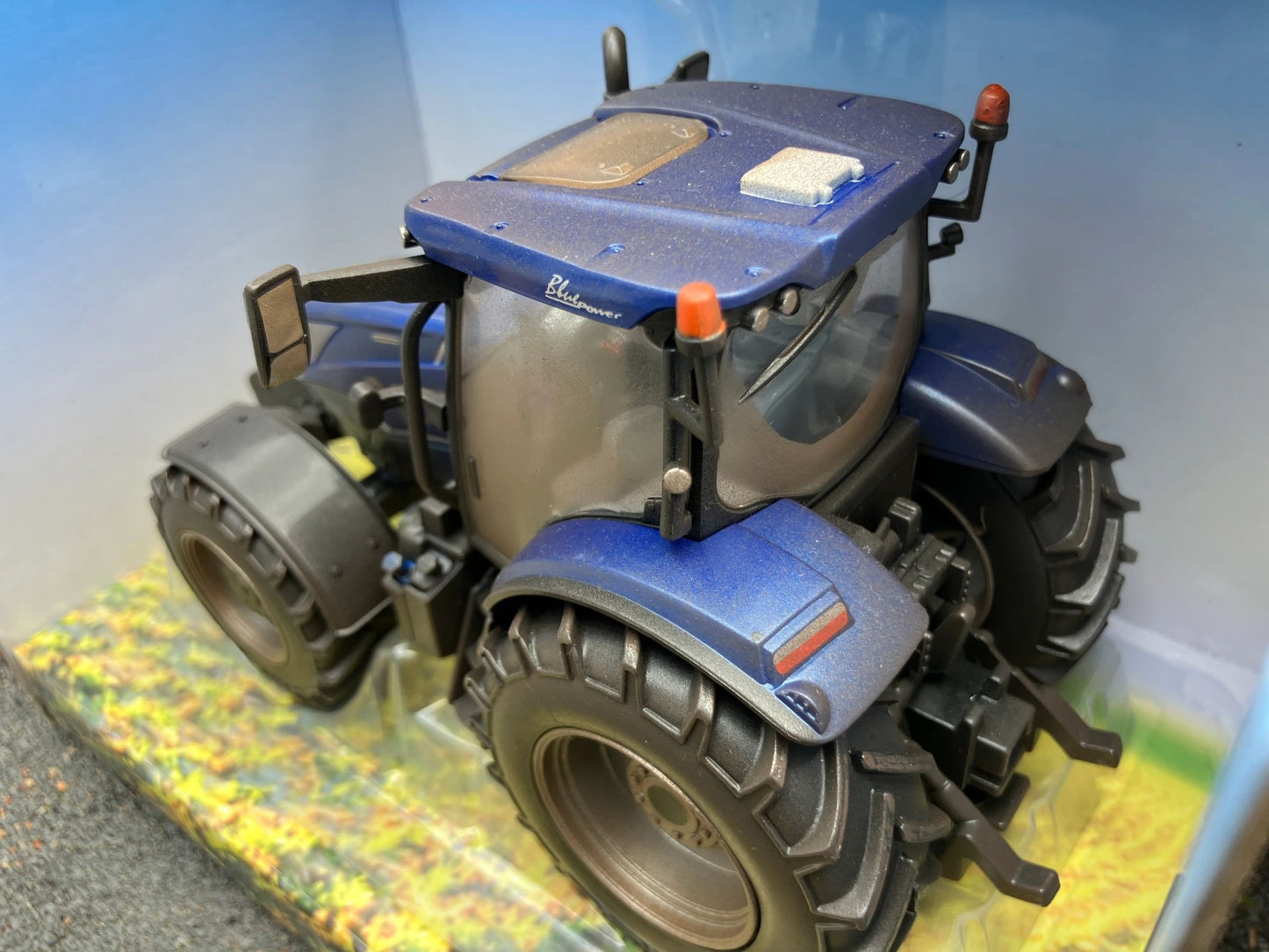 Lightly weathered Britains New Holland T6.180 tractor conversion 1:32 scale BOXED 43319 Image 4