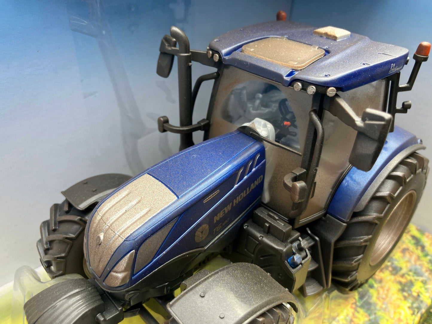 Lightly weathered Britains New Holland T6.180 tractor conversion 1:32 scale BOXED 43319 Image 5