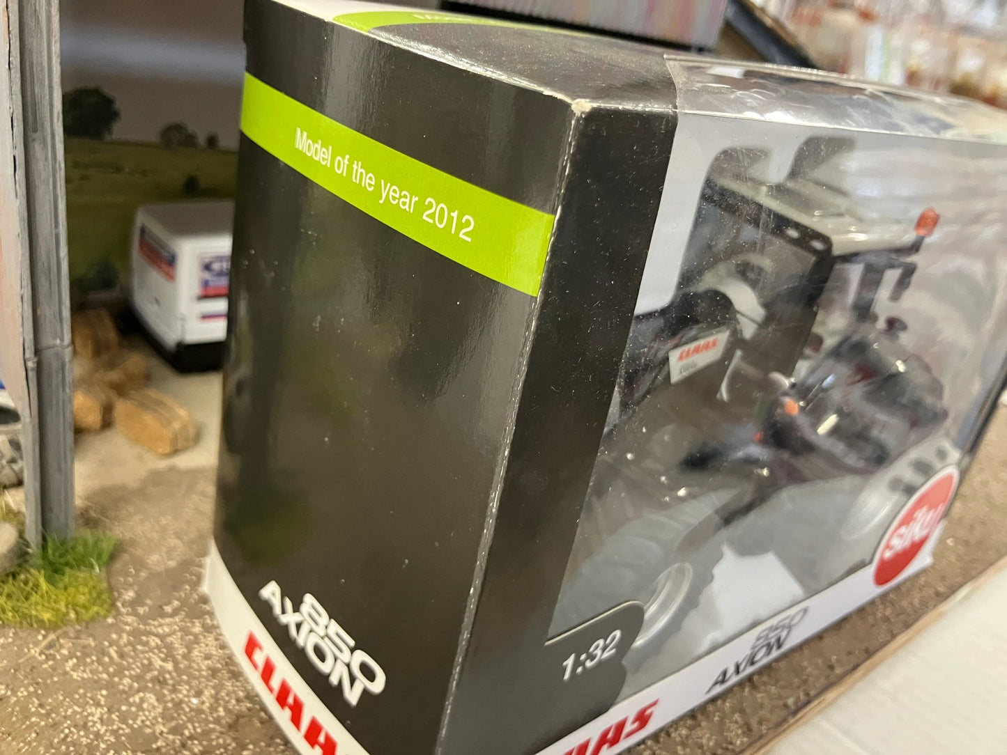 Limited Edition Claas Axion 850 Tractor 1:32 scale boxed Siku model of the year 2012 Image 3