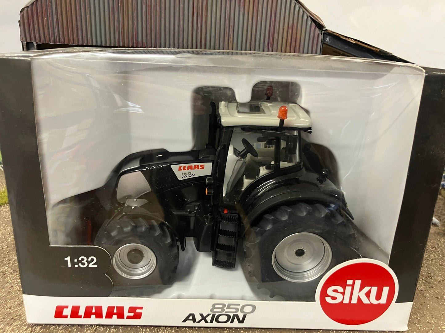 Limited Edition Claas Axion 850 Tractor 1:32 scale boxed Siku model of the year 2012 Image 4