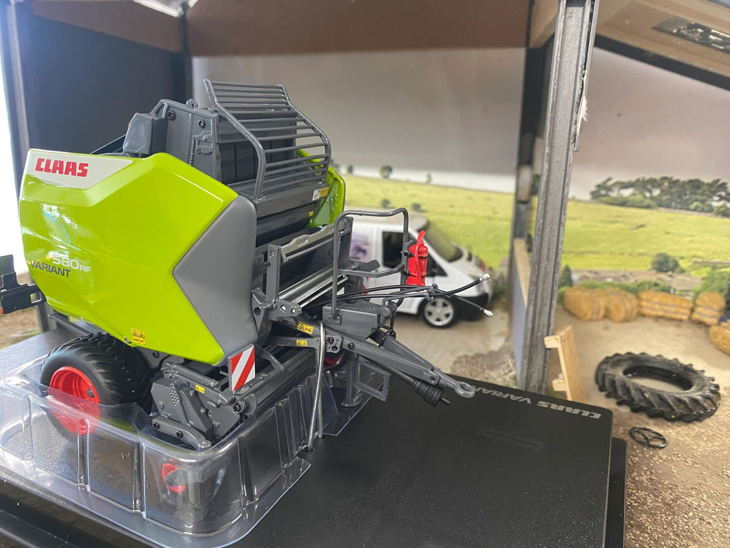 Limited Edition Claas Variant 580 RF Baler 1:32 scale Universal Hobbies UH6690 Image 3