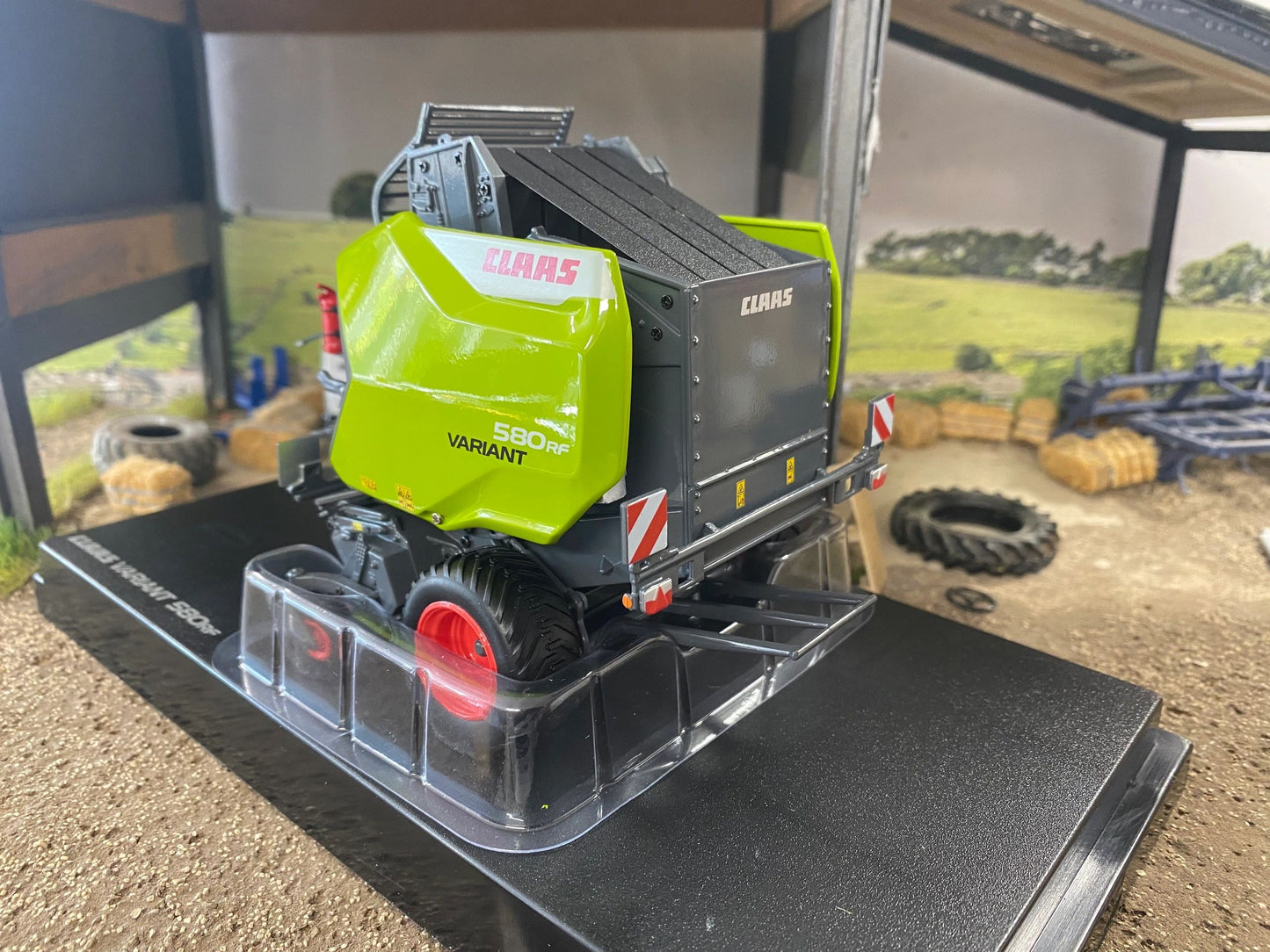 Limited Edition Claas Variant 580 RF Baler 1:32 scale Universal Hobbies UH6690 Image 5
