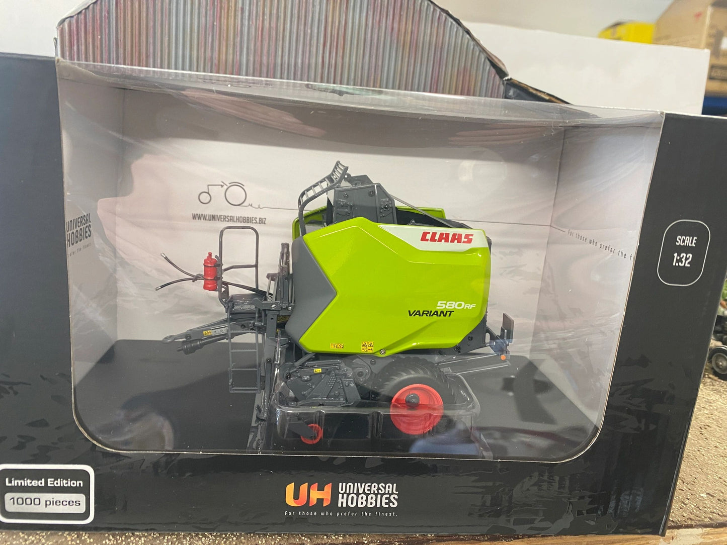 Limited Edition Claas Variant 580 RF Baler 1:32 scale Universal Hobbies UH6690 Image 6