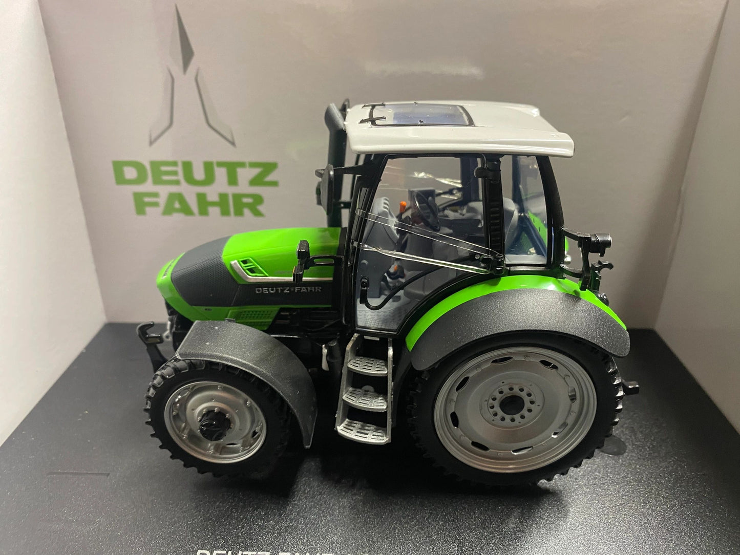 Limited Edition Deutz Fahr 420 TTV Agrotron with narrow row crop wheels Tractor Universal Hobbies UH6697 Boxed Image 2