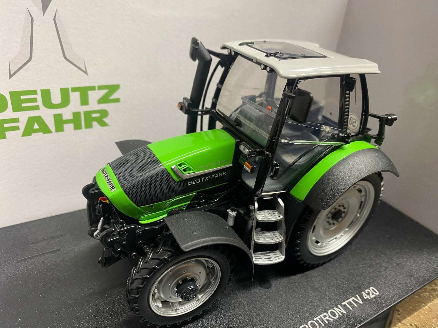 Limited Edition Deutz Fahr 420 TTV Agrotron with narrow row crop wheels Tractor Universal Hobbies UH6697 Boxed Image 4