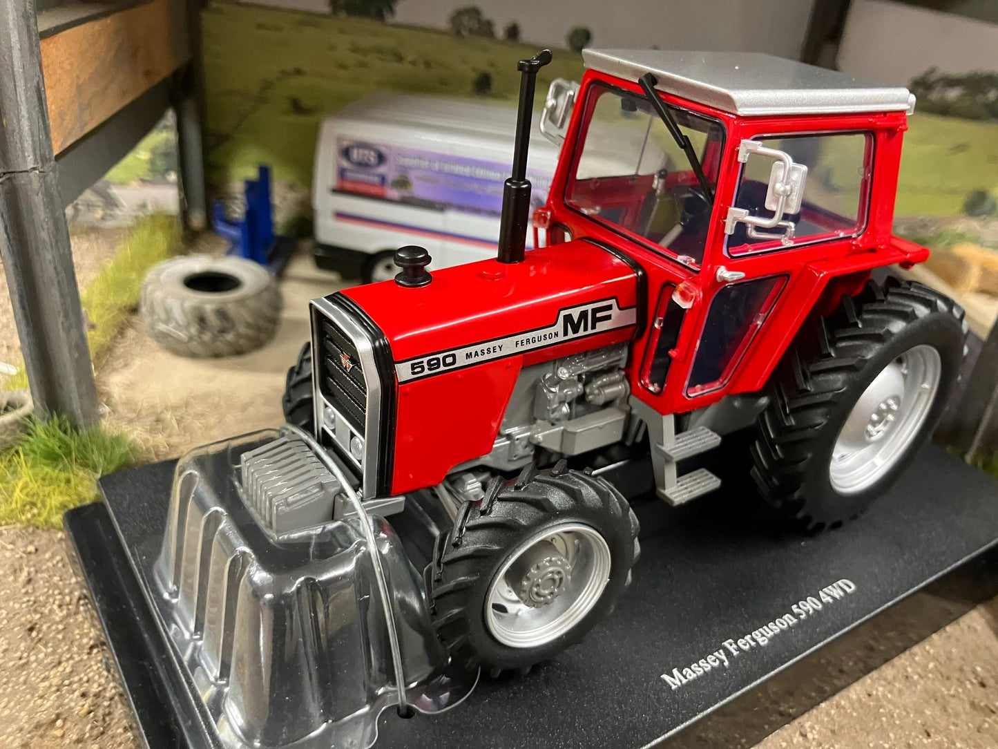 Limited Edition Universal Hobbies Massey Ferguson 590 4wd Tractor red cab Big wheels BOXED 1:32 scale UH6764 Image
