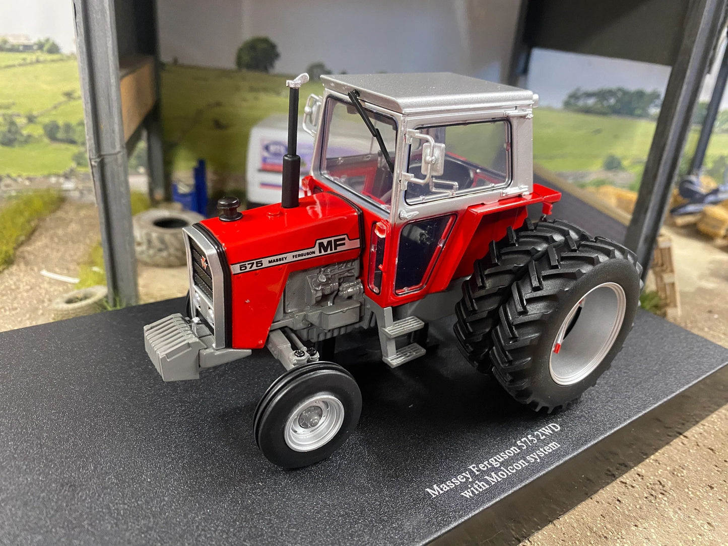 Limited Edition Universal Hobbies Massey Ferguson 575 2wd Tractor red silver cab rear Molcon duals BOXED 1:32 scale UH6767 Image