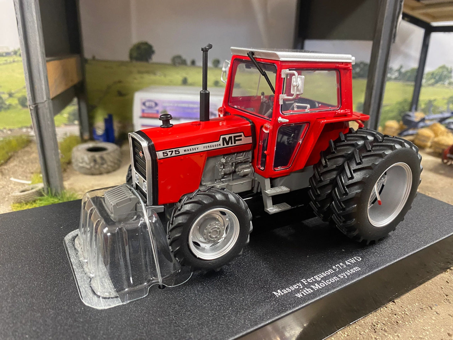 Limited Edition Universal Hobbies Massey Ferguson 575 4wd Tractor red cab rear Molcon duals BOXED 1:32 scale UH6765 Image