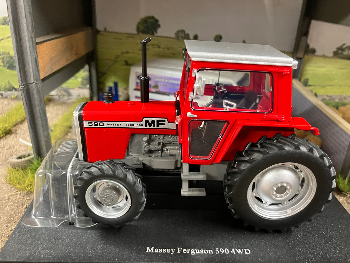 Limited Edition Universal Hobbies Massey Ferguson 590 4wd Tractor red cab Big wheels BOXED 1:32 scale UH6764 Image 2