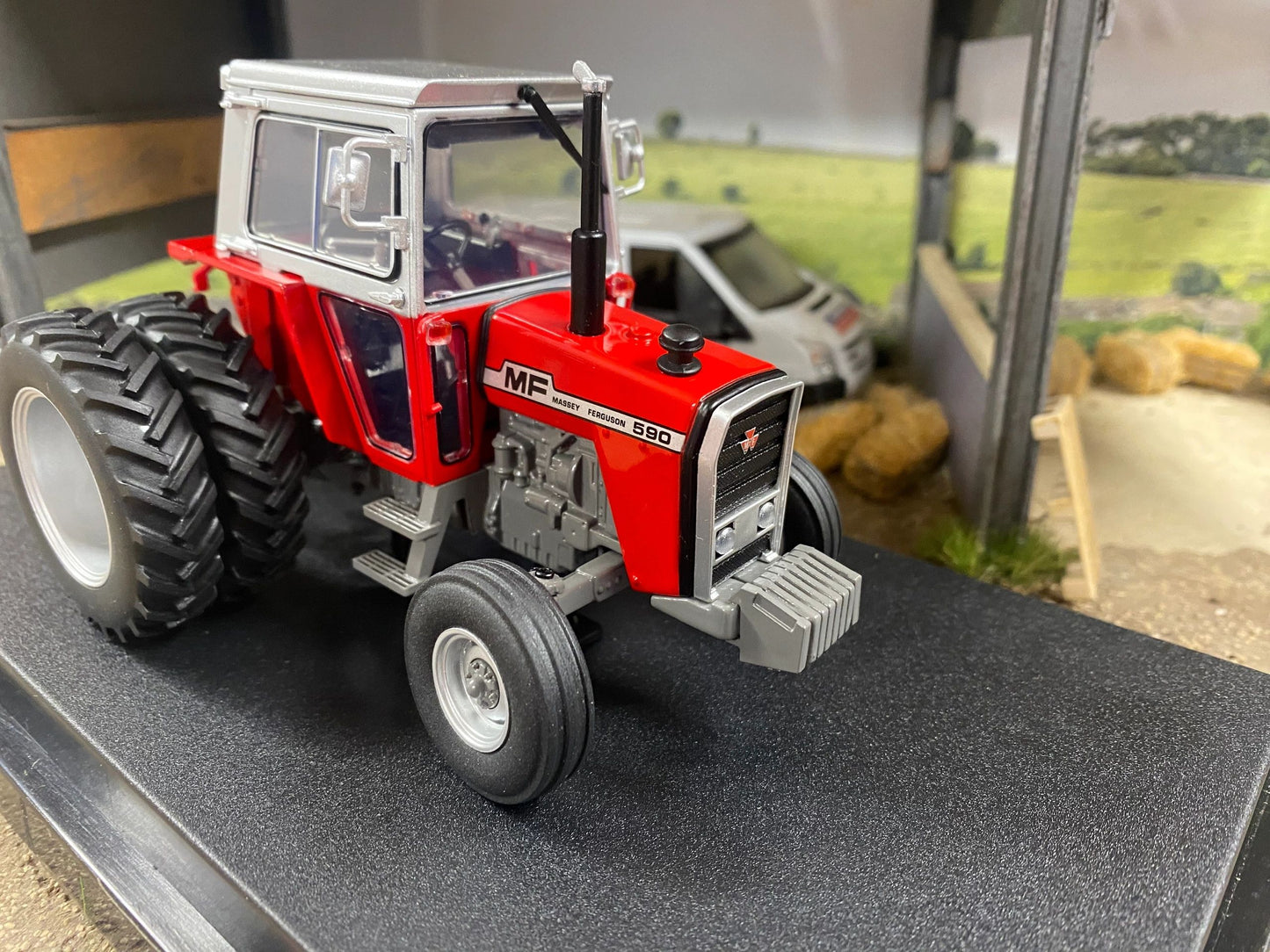 Limited Edition Universal Hobbies Massey Ferguson 590 2wd red silver cab rear Molcon duals BOXED 1:32 scale UH6768 Image 2