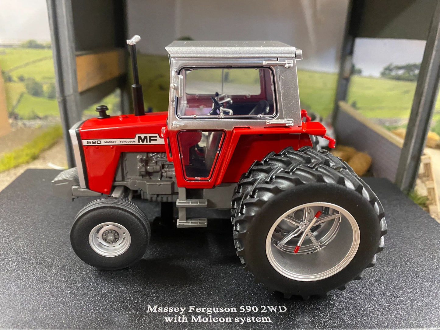Limited Edition Universal Hobbies Massey Ferguson 590 2wd red silver cab rear Molcon duals BOXED 1:32 scale UH6768 Image 3