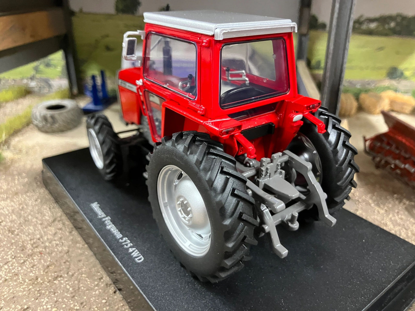 Limited Edition Universal Hobbies Massey Ferguson 575 4wd Tractor red cab Big wheels BOXED 1:32 scale UH6701 Image 3