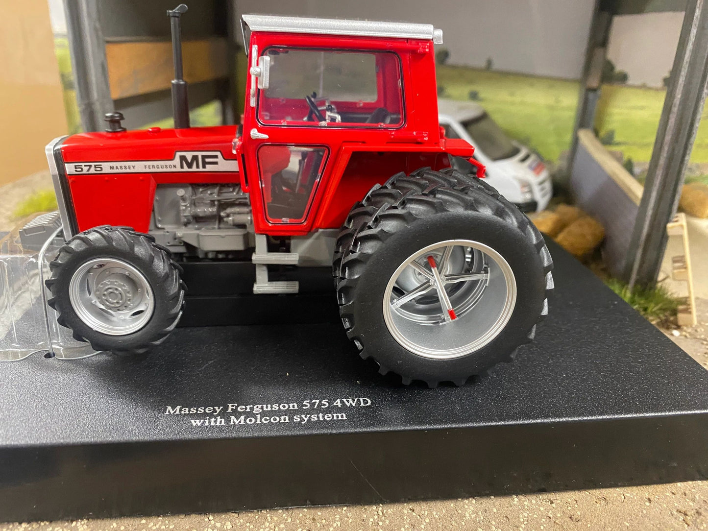 Limited Edition Universal Hobbies Massey Ferguson 575 4wd Tractor red cab rear Molcon duals BOXED 1:32 scale UH6765 Image 3