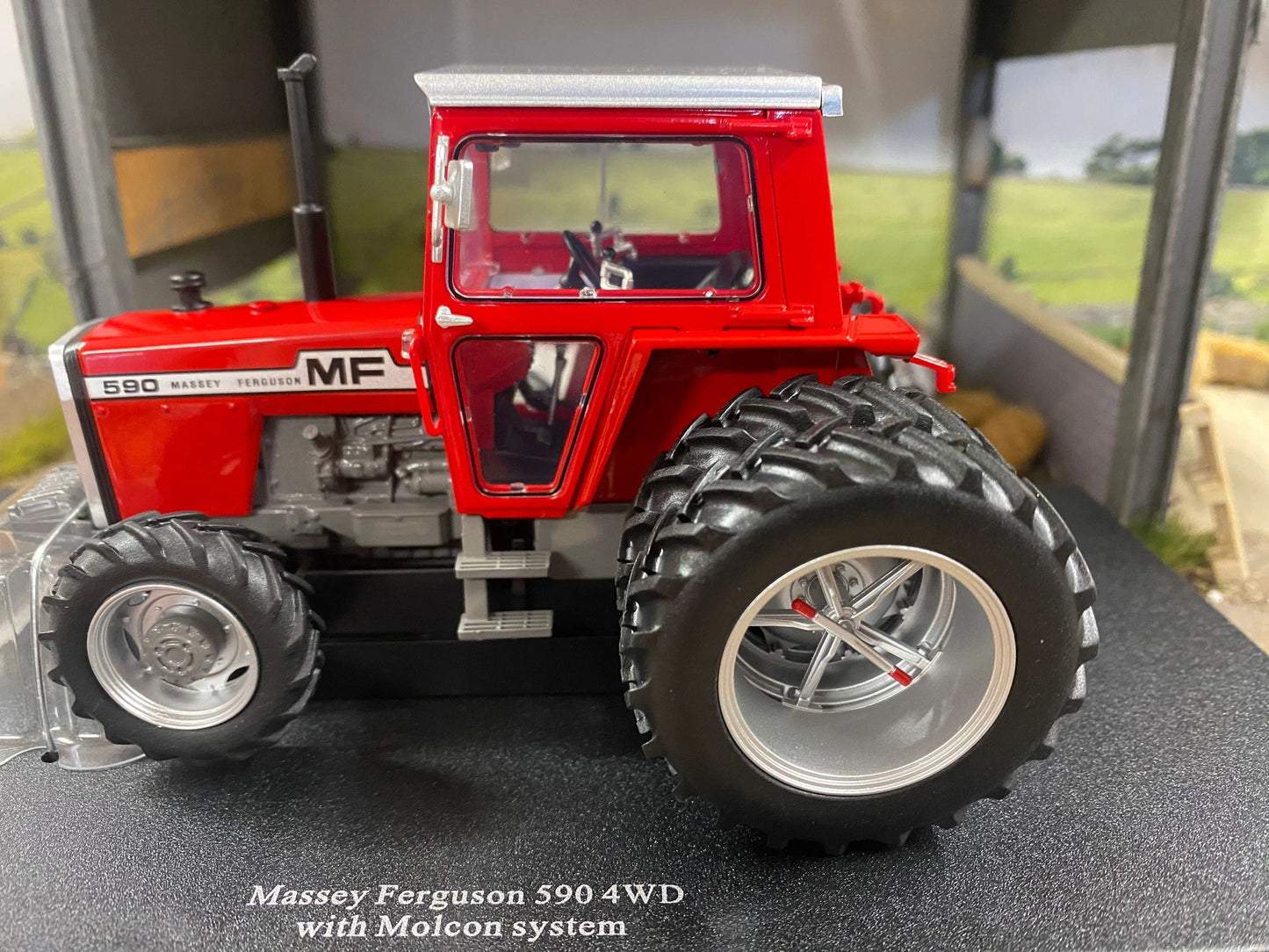 Limited Edition Universal Hobbies Massey Ferguson 590 4wd Tractor red cab rear Molcon duals BOXED 1:32 scale UH6766 Image 3