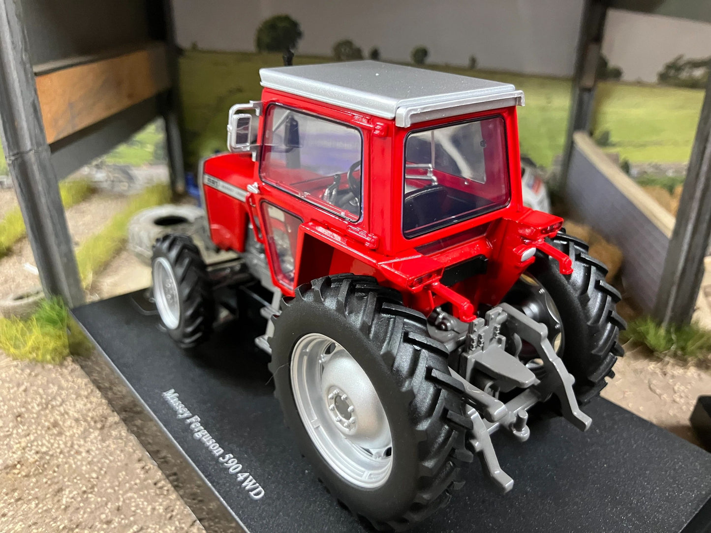 Limited Edition Universal Hobbies Massey Ferguson 590 4wd Tractor red cab Big wheels BOXED 1:32 scale UH6764 Image 3