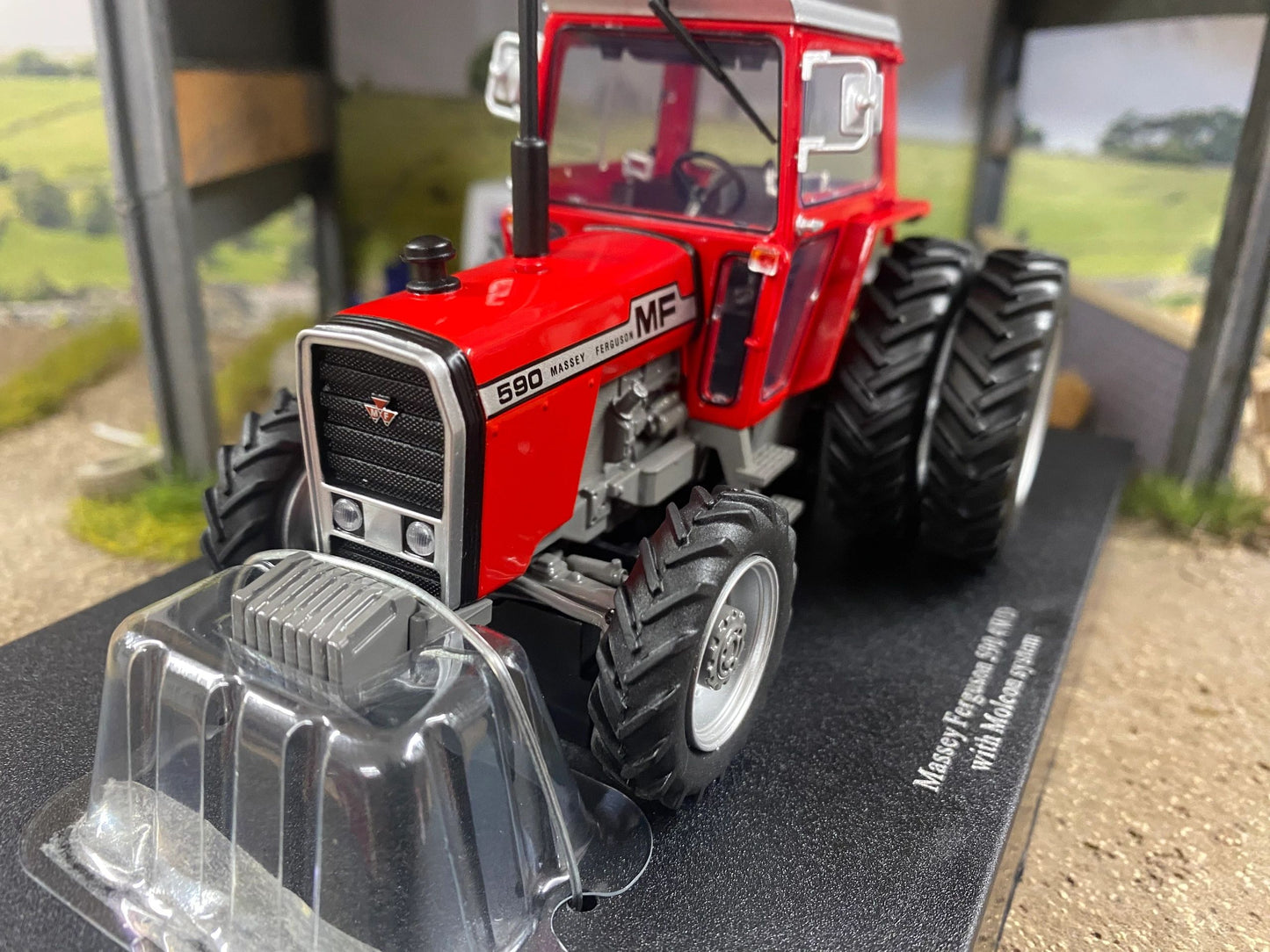 Limited Edition Universal Hobbies Massey Ferguson 590 4wd Tractor red cab rear Molcon duals BOXED 1:32 scale UH6766 Image 4
